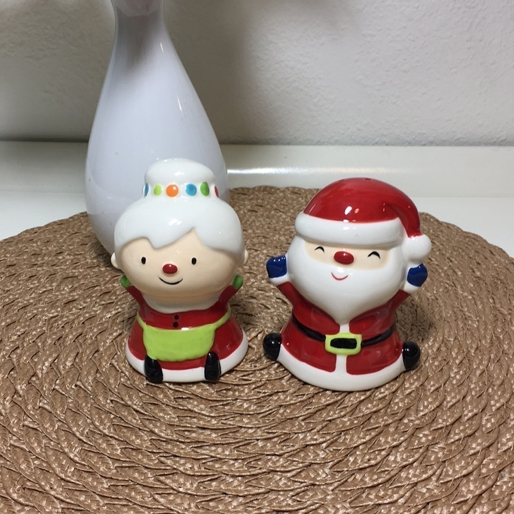 Santa and Mrs Clause salt and pepper shakers
